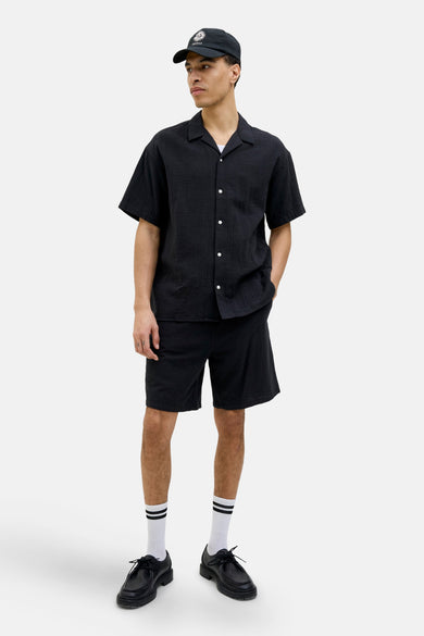 Short noir de ORIGINALS BY JACK & JONES, combiné avec des chaussettes blanches à rayures et des chaussures noires.
