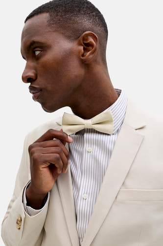 Nœud papillon écru d'ACCESSORIES BY JACK & JONES, avec une chemise rayée et un blazer beige.