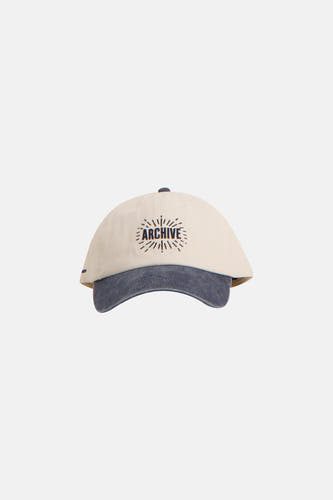 Beige pet van ACCESSORIES BY JACK & JONES, met marineblauwe klep en opschrift "Archive".
