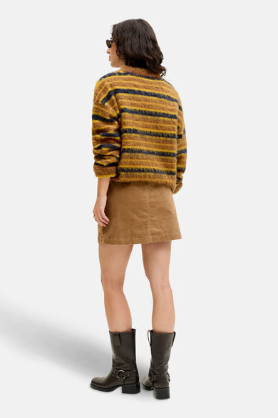 Sweat-shirt multicolore à col rond de JJXX, avec des rayures horizontales, associé à une jupe brune et des bottes noires.