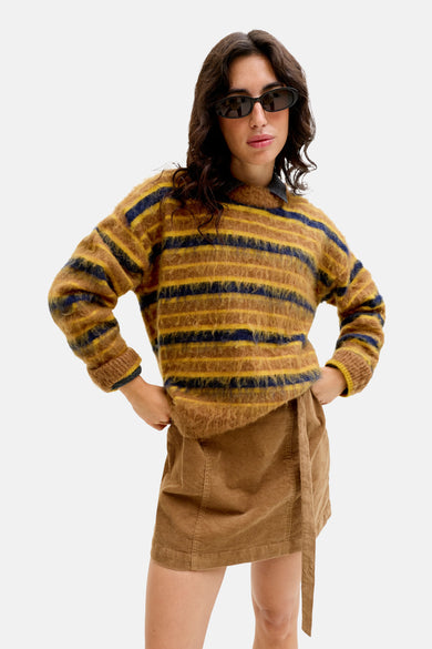 Sweat-shirt multicolore à col rond de JJXX, avec des rayures horizontales et une douce texture, porté avec une jupe marron.
