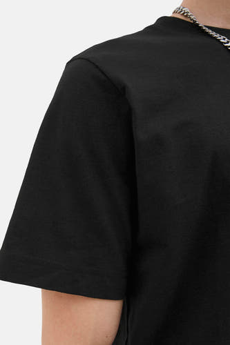 Zwart T-shirt met korte mouwen van CORE BY JACK & JONES, met een zilverkleurige ketting om de hals.
