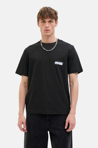 Zwart T-shirt met korte mouwen van CORE by JACK & JONES, met een kleine witte logo op de borst en een zilveren ketting.
