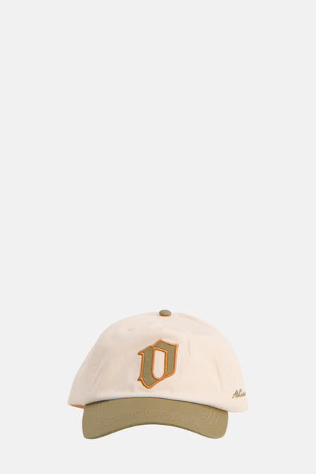 Tissu écru de ACCESSORIES BY JACK & JONES, avec une poche verte et une lettre "D" brodée.