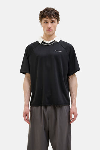 T-shirt noir à manches courtes de CORE BY JACK & JONES, avec un motif de rayure blanche et une chaîne argentée.