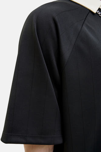 Polo noir à manches courtes de CORE BY JACK & JONES, avec un col contrasté et un motif rayé subtil.