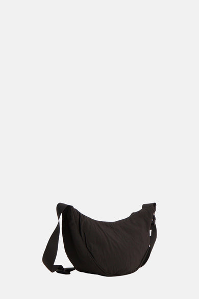 Zwarte nylon schoudertas met verstelbare riem.