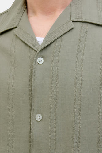 T-shirt vert de manteses par PREMI by by BLUE JACK & JONES, avec des rayures verticales et des boutons.