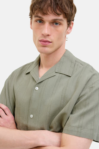 Chemise verte à manches courtes de PREMIUM BLUE par JACK & JONES, avec des rayures verticales.