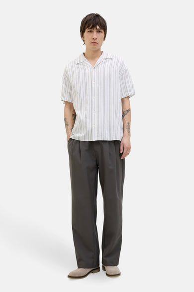 Chemise à rayures blanches et bleues avec manches courtes de PREMIUM BLUE par JACK & JONES, associée à un pantalon gris et des chaussures en cuir de mouton.
