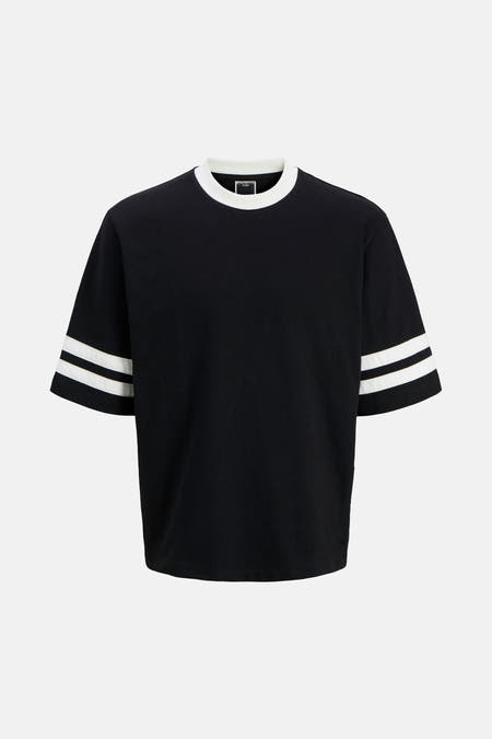 T-shirt noir à manches courtes de CORE par JACK & JONES, avec des rayures blanches sur les manches et un col rond blanc.