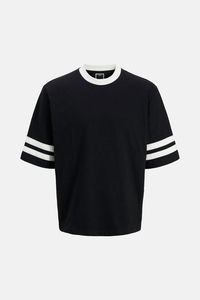 T-shirt noir à manches courtes de CORE par JACK & JONES, avec des rayures blanches sur les manches et un col rond blanc.