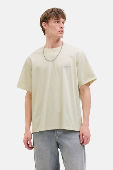 T-shirt écru à manches courtes d'ORIGINALS BY JACK & JONES, avec un col rond et porté avec une chaîne en argent.