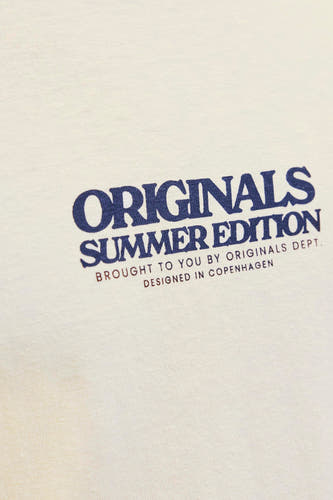 T-shirt écru à manches courtes d'ORIGINALS BY JACK & JONES, doté d'une impression de texte bleue et marron.