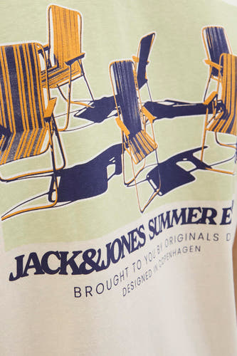 T-shirt écru à manches courtes d'ORIGINALS par JACK & JONES, avec imprimé de chaise et texte estival.
