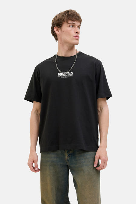 T-shirt noir à manches courtes d'ORIGINALS BY JACK & JONES, avec une impression de texte blanche et une chaîne argentée.