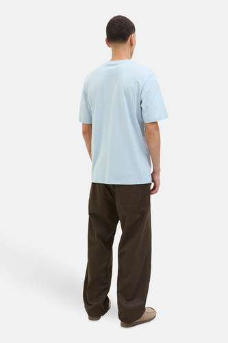 T-shirt bleu à manches courtes d'ORIGINALS BY JACK & JONES, vu de dos, avec un pantalon marron et des chaussures en cuir suédois.