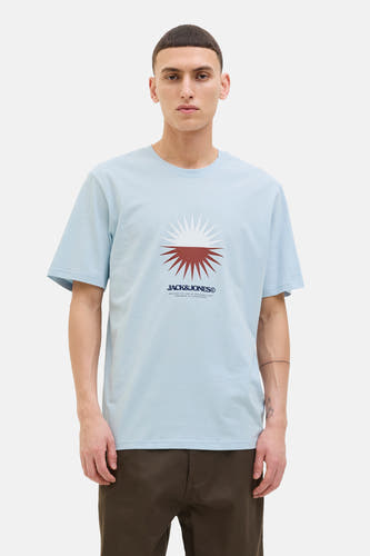 T-shirt bleu à manches courtes d'ORIGINALS BY JACK & JONES, avec une impression graphique sur la poitrine et un pantalon marron.