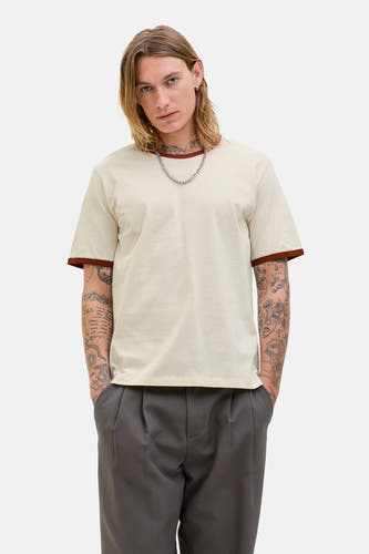 T-shirt écru à manches courtes d'ORIGINALS BY JACK & JONES, avec finition marron et tatouages détaillés sur les bras.