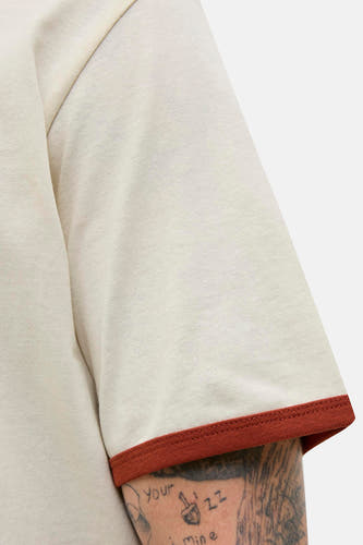 T-shirt écru à manches courtes d'ORIGINALS BY JACK & JONES, avec des bords bruns sur les manches.