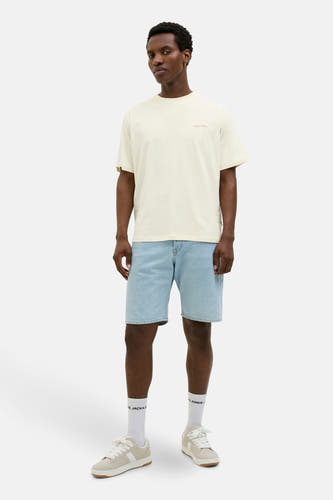 T-shirt écru à manches courtes d'ORIGINALS BY JACK & JONES, porté avec des shorts en denim et des baskets blanches.