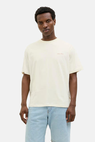 T-shirt écru à manches courtes d'ORIGINALS BY JACK & JONES, avec une petite impression, porté avec un jean bleu clair.
