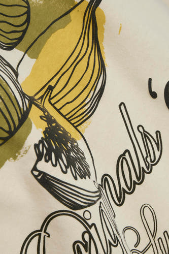 T-shirt beige à manches courtes d'ORIGINALS BY JACK & JONES, avec des motifs abstraits de figues et un imprimé texte.