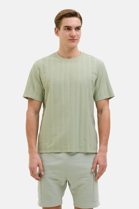 T-shirt vert avec manches courtes de JJREBEL, doté d'un motif texturé rayé vertical, associé à des shorts.