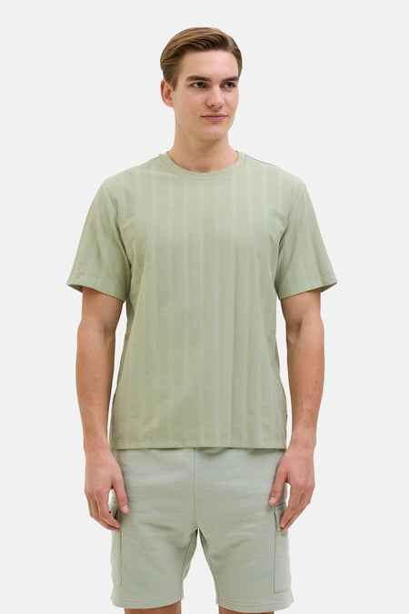 T-shirt vert avec manches courtes de JJREBEL, doté d'un motif texturé rayé vertical, associé à des shorts.