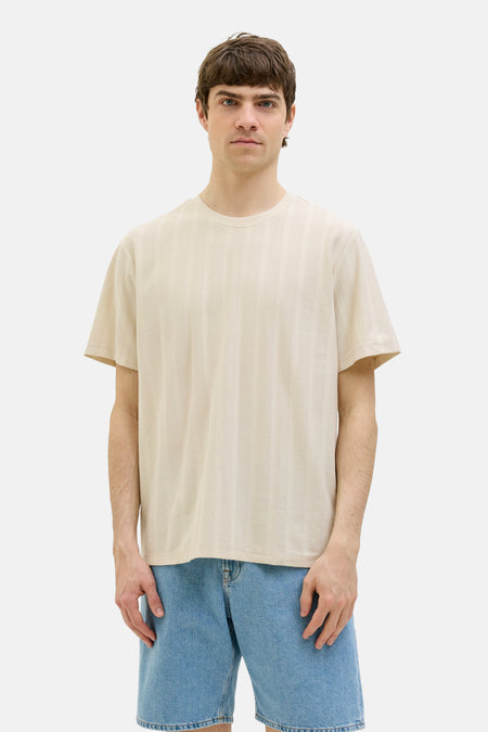 T-shirt beige à manches courtes de JJREBEL, avec un motif rayé vertical et porté avec des shorts en denim.