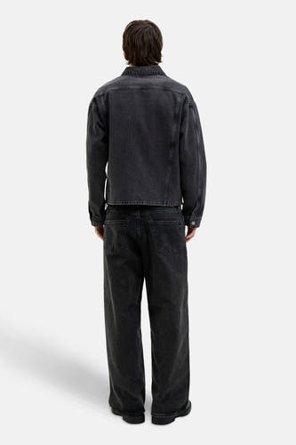 Jean délavé gris foncé de JACK & JONES JEANS INTELLIGENCE, arrière, avec une veste en denim noir.
