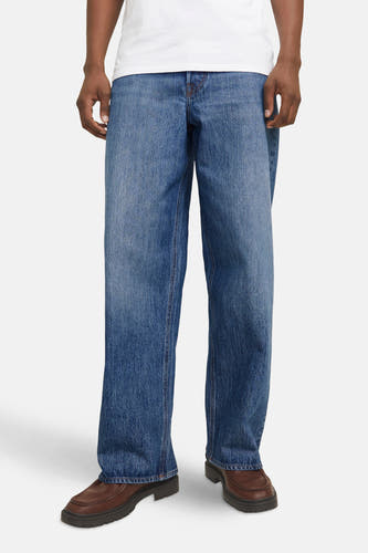 Jean wide bleu JACK & JONES JEANS INTELLIGENCE, porté avec des chaussures marrons et un T-shirt blanc.