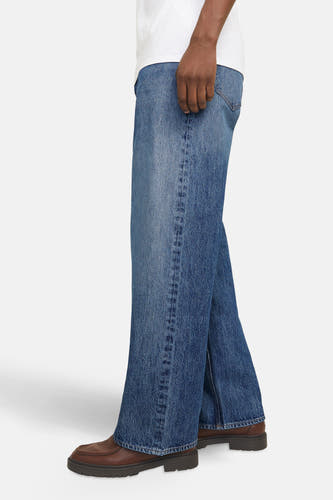 Jean en denim bleu avec des jambes larges de JACK & JONES JEANS INTELLIGENCE, vu de côté.