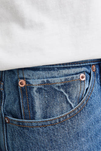 Jean en denim bleu moyen de JACK & JONES JEANS INTELLIGENCE, avec une poche et des rivets.
