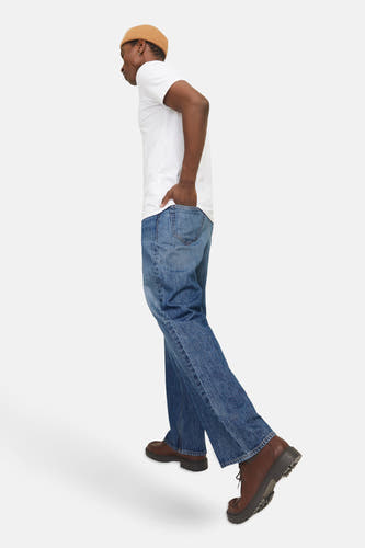 Jean décontracté de denim bleu de JACK & JONES JEANS INTELLIGENCE, porté avec un t-shirt blanc et des chaussures marron.