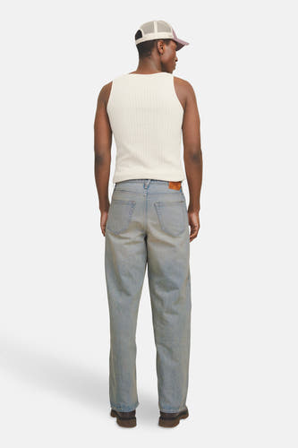 Jean décontracté de denim bleu clair de JACK & JONES JEANS INTELLIGENCE, avec un motif lisse, et un tanktop et une casquette.