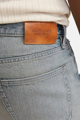 Jean large modèle bleu denim de JACK & JONES JEANS INTELLIGENCE, avec détail de poche et étiquette en cuir brun.