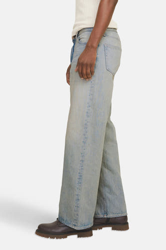 Jean large en denim bleu clair de JACK & JONES JEANS INTELLIGENCE, avec des jambes larges et des chaussures en cuir marron.