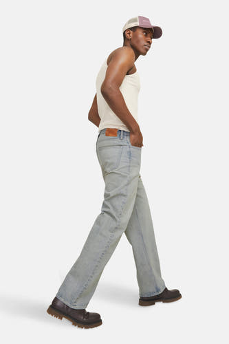 Jean décontracté de denim bleu clair de JACK & JONES JEANS INTELLIGENCE, avec des chaussures brunes et un tanktop.