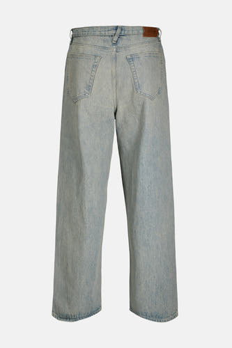 Jean décontracté en denim bleu clair de JACK & JONES JEANS INTELLIGENCE, avec des poches arrière et une étiquette en cuir brun.