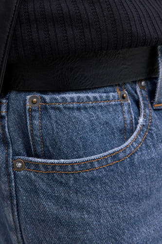 Jean en denim bleu moyen large de JACK & JONES JEANS INTELLIGENCE, avec un détail de poche et des accents métalliques.