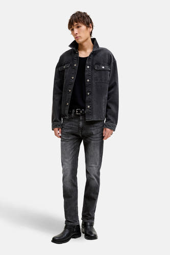 Jeans straight dark grey denim van JACK & JONES JEANS INTELLIGENCE, gecombineerd met een zwart T-shirt, jas en laarzen.