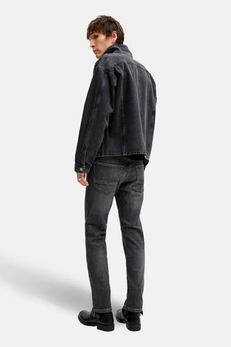Jean droit en denim gris foncé de JACK & JONES JEANS INTELLIGENCE, avec une partie arrière dotée de petits points et de boutons noirs.