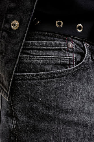 Jean droit en denim gris foncé de JACK & JONES JEANS INTELLIGENCE, avec détails de poche et ceinture noire avec des détails argentés.