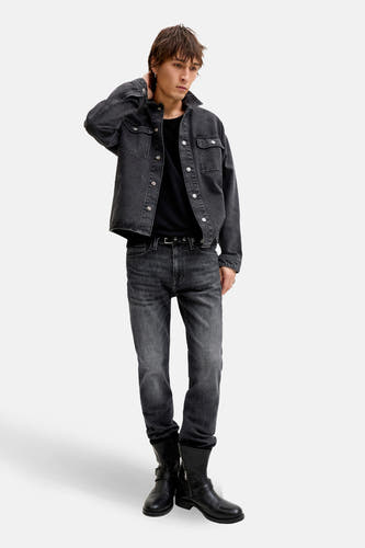 Jean droit en denim gris foncé de JACK & JONES JEANS INTELLIGENCE, avec ce ce et des bottes noires.