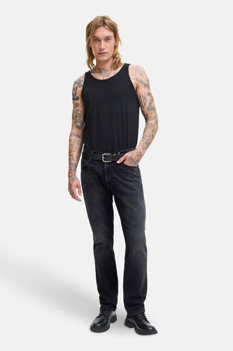 Jean gris foncé droit de JACK & JONES JEANS INTELLIGENCE, porté avec un t-shirt noir et une ceinture en cuir.