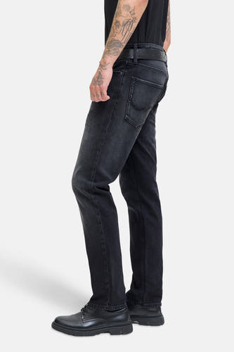 Jean foncé gris clair de JACK & JONES JEANS INTELLIGENCE, avec une ceinture foncée et des chaussures noires.