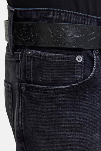 Jean droit bleu marine denim de JACK & JONES JEANS INTELLIGENCE, avec un léger lavage et une ceinture noire à motif floral.
