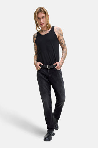 Jean droit gris anthracite de JACK & JONES JEANS INTELLIGENCE, avec un tanktop noir, une ceinture et des chaussures.