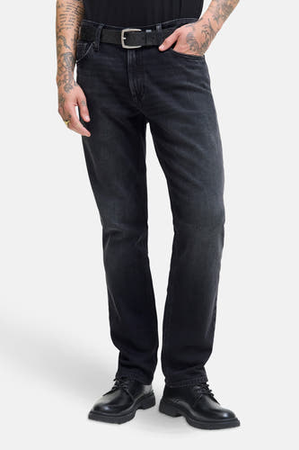 Jean droit en denim gris foncé de JACK & JONES JEANS INTELLIGENCE, avec une ceinture noire et des chaussures noires.